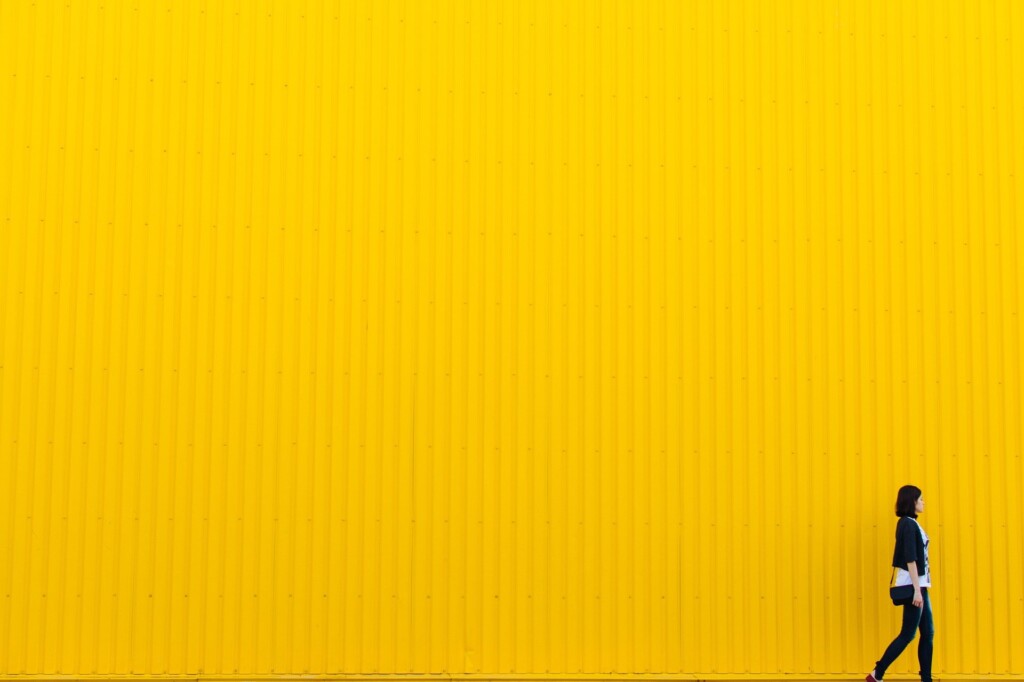 黄色い壁を横切る二谷友里恵の画像