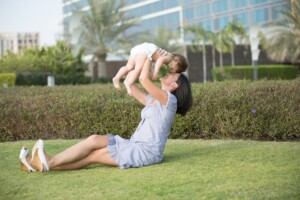 子供も持ち上げる女性