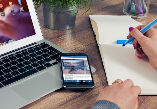 メモしている男性